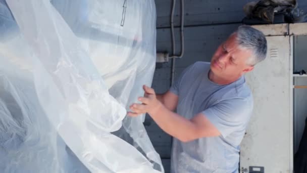 Trabajador Taller Reparación Automóviles Sella Todas Las Cavidades Superficies Pintura — Vídeo de stock