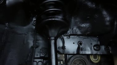 Tekerlek kemerleri ve motor koruması için siyah korozyon önleyici. Metal ve araba gövdesinde kapsamlı korozyon tedavisinden sonra araba servisindeki işi niteliksel olarak tamamladı. 4k