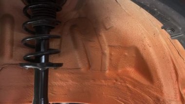 Fren tamiri ve korozyon önleyici tedavi için tekerlekleri sökülmüş makineler. Elementlerin tekerlek kemerini söken bir benzin istasyonu çalışanının işi. Yüksek kalite 4k görüntü