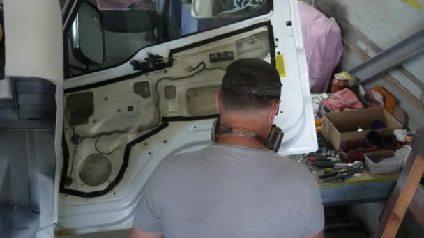 主人用防腐蚀材料处理卡车门的地图 在油漆车间 加油站工人用防腐蚀材料加工汽车的金属元素 — 图库视频影像