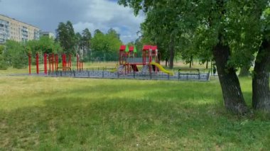 Parktaki çocuklar için oyun parkı. Canlı bir parkta çocuklar için bir oyun alanı. Yan görüş. Yüksek kalite 4k görüntü