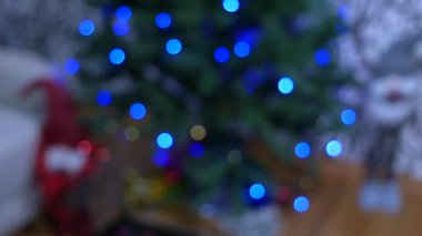 Noel ağacındaki Bokeh of Christmas ışıkları. Kameranın dikkatini dağıtmak, Noel ağacını süslemeler ve ışıklarla vurmak. Yüksek kalite 4k görüntü