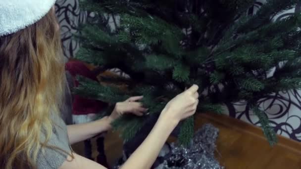 Het Meisje Richt Takken Van Een Kunstmatige Kerstboom Recht Het — Stockvideo