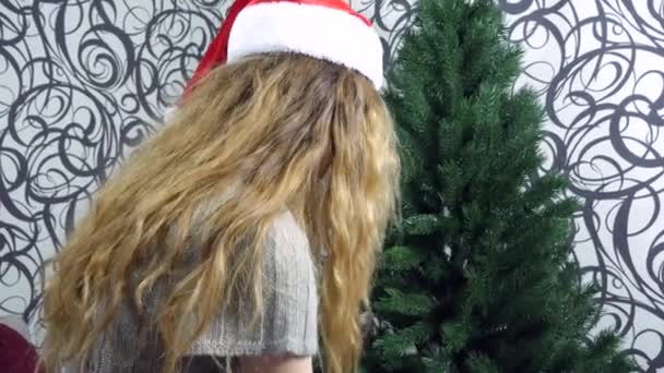 노란색 파란색 크리스마스 불빛의 크리스마스 트리는 우크라이나 스타일의 조명으로 장식되어 — 비디오