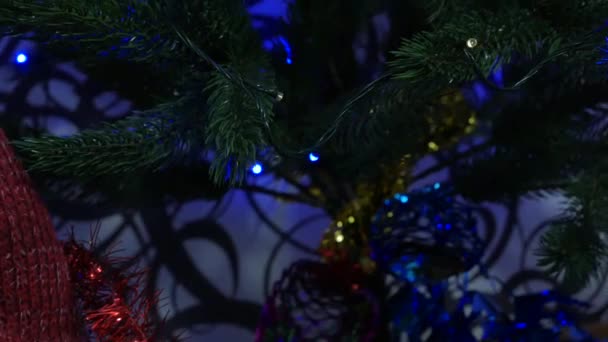 Weihnachtsbaumzweige Mit Spielzeug Und Lichtern Vorbereitung Auf Die Neujahrsferien Großaufnahme — Stockvideo