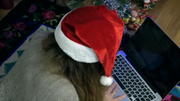 Vista Superior Menina Computador Rapariga Perto Árvore Natal Uma Menina — Vídeo de Stock