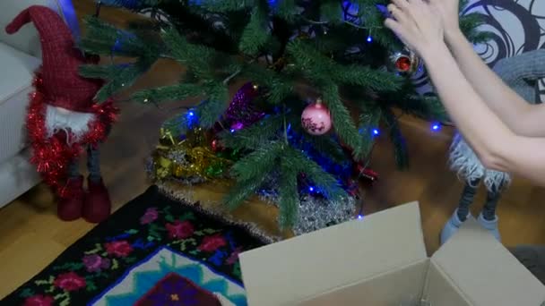 Gros Plan Des Mains Décorant Sapin Noël Vert Avec Des — Video