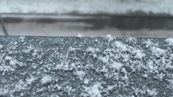 Pokryty Śniegiem Gzyms Zewnątrz Pada Śnieg Płatki Śniegu Gzymsie Śnieg — Wideo stockowe