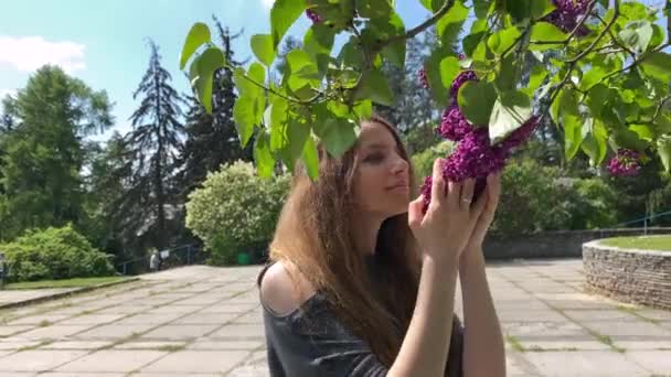 Młoda Kobieta Obejmuje Liliowe Pędy Dłońmi Cieszy Się Aromatem Wiosennych — Wideo stockowe