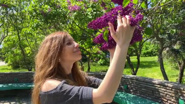 Lilia Kwitła Ogrodzie Botanicznym Młoda Kobieta Długimi Czerwonymi Włosami Zachwyca — Wideo stockowe