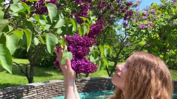 Dívka Dlouhými Vlasy Užívá Vůni Jarního Šeříku Krásné Květiny Jaře — Stock video
