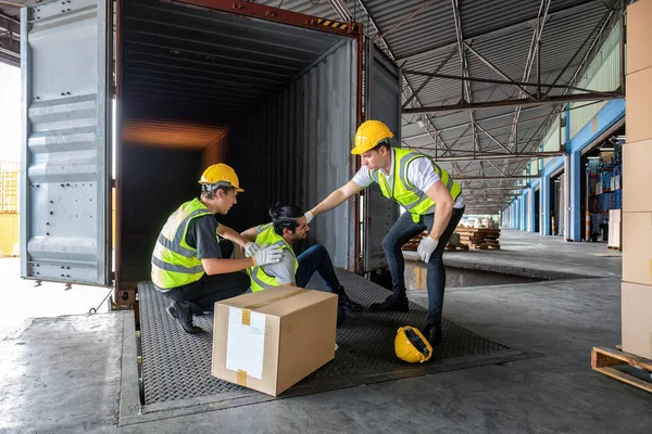 Werknemer Dragen Kartonnen Doos Genomen Van Voet Stalen Container Kreeg — Stockfoto