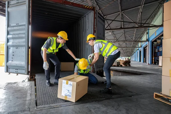 Werknemer Dragen Kartonnen Doos Genomen Van Voet Stalen Container Kreeg — Stockfoto