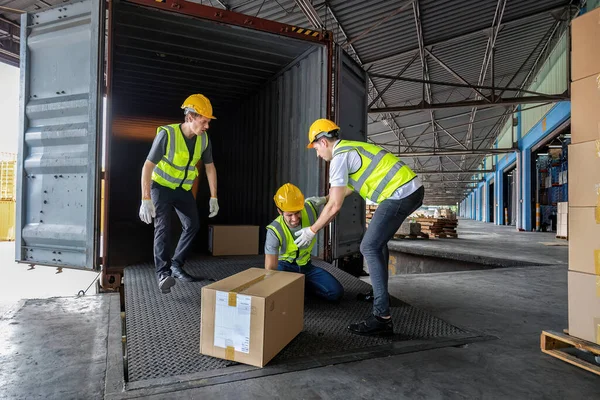 Arbeiter Trägt Karton Aus Fuß Stahlcontainer Geholt Und Verletzt Sich — Stockfoto