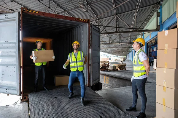 Arbeiter Tragen Karton Aus Fuß Starkem Stahlcontainer Auf Dem Hänger — Stockfoto