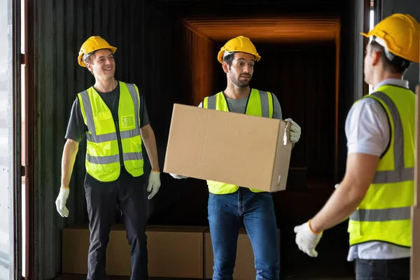 Arbeiter Tragen Karton Aus Fuß Starkem Stahlcontainer Auf Dem Hänger — Stockfoto