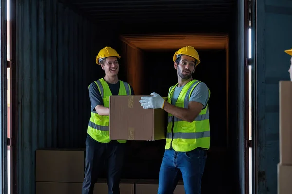 Werknemer Dragen Kartonnen Doos Genomen Van Voet Stalen Container Trailer — Stockfoto