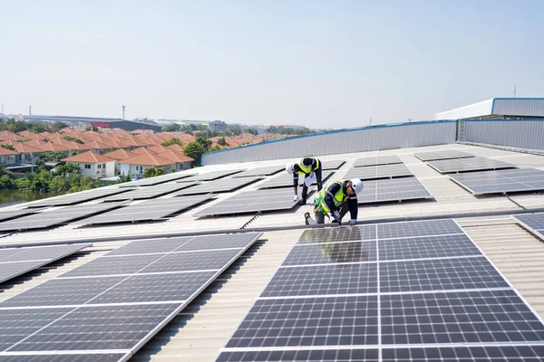 Engineer Rooftop Kneeling Next Solar Panels Photo Voltaic Tool Hand — Stock Photo, Image