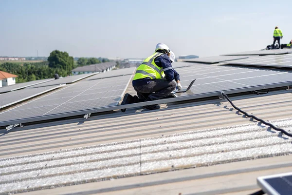 Engineer Rooftop Kneeling Next Solar Panels Photo Voltaic Check Laptop — Stock Photo, Image