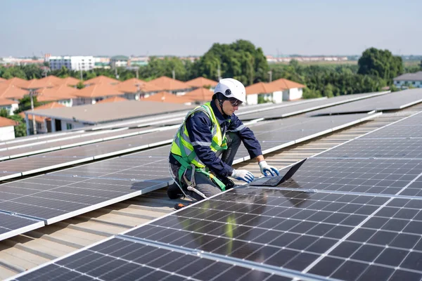Engineer Rooftop Kneeling Next Solar Panels Photo Voltaic Check Laptop — Stock Photo, Image