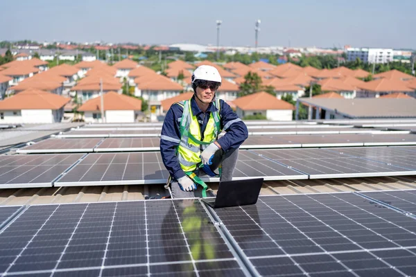 Μηχανικός Στην Ταράτσα Γονατιστός Δίπλα Ηλιακούς Συλλέκτες Photo Voltaic Check — Φωτογραφία Αρχείου