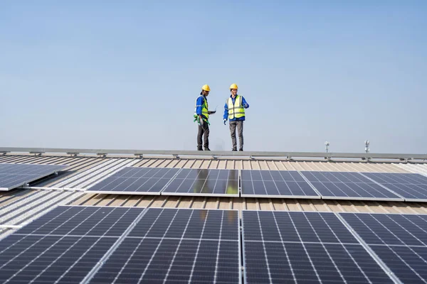 Μηχανικός Στον Τελευταίο Όροφο Σταθεί Δίπλα Ηλιακούς Συλλέκτες Ευτυχής Επιθεώρηση — Φωτογραφία Αρχείου