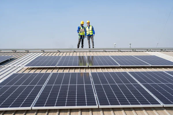 Μηχανικός Στον Τελευταίο Όροφο Σταθεί Δίπλα Ηλιακούς Συλλέκτες Ευτυχής Επιθεώρηση — Φωτογραφία Αρχείου