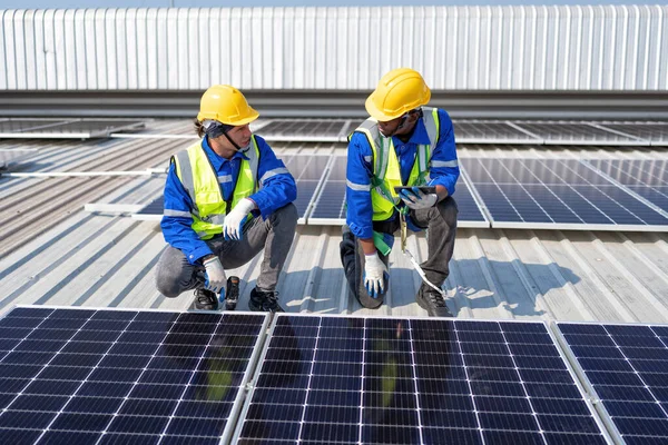 屋顶工程师跪在太阳能电池板旁边 手持工具安装光伏 — 图库照片