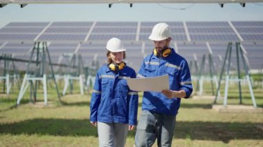 Güneş çiftliği bakım mühendisi görünümlü çizim genişleme güncelleme elektrik santrali hakkında tartışır  