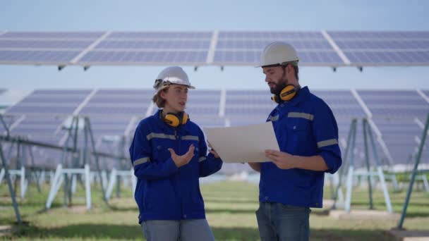 Engenheiro Manutenção Fazenda Solar Olhando Desenho Discutir Sobre Expansão Atualizar — Vídeo de Stock