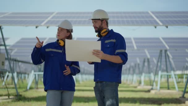 Engenheiro Manutenção Fazenda Solar Olhando Desenho Discutir Sobre Expansão Atualizar — Vídeo de Stock