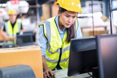 Büyük depo deposunda çalışan işçiler kasiyerlerin kasasında mutlu bir şekilde gülümsüyorlar.