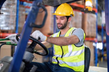 Forklift İşletmecisi, Palet Karton Kutuları Bir Rafta Kamyonların Gülümseyen Portresi ile Kaldırıyor