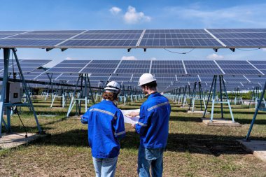Güneş çiftliği bakım mühendisi görünümlü çizim genişleme güncelleme elektrik santrali hakkında tartışır