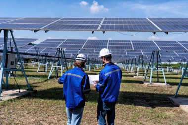 Güneş çiftliği bakım mühendisi görünümlü çizim genişleme güncelleme elektrik santrali hakkında tartışır