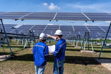 Güneş çiftliği bakım mühendisi görünümlü çizim genişleme güncelleme elektrik santrali hakkında tartışır