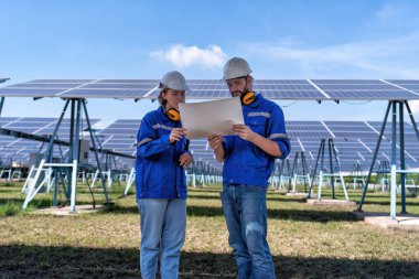 Güneş çiftliği bakım mühendisi görünümlü çizim genişleme güncelleme elektrik santrali hakkında tartışır