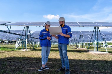 Güneş çiftliği bakım mühendisi görünümlü çizim genişleme güncelleme elektrik santrali hakkında tartışır