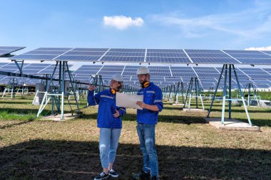 Güneş çiftliği bakım mühendisi görünümlü çizim genişleme güncelleme elektrik santrali hakkında tartışır