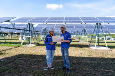 Güneş çiftliği bakım mühendisi görünümlü çizim genişleme güncelleme elektrik santrali hakkında tartışır