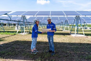 Güneş çiftliği bakım mühendisi görünümlü çizim genişleme güncelleme elektrik santrali hakkında tartışır