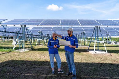 Güneş çiftliği bakım mühendisi görünümlü çizim genişleme güncelleme elektrik santrali hakkında tartışır