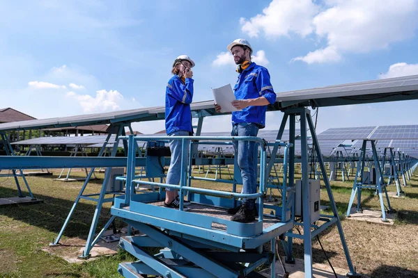 Ingenieros Mantenimiento Puesto Granja Solar Elevador Tijeras Inspección Paneles Solares —  Fotos de Stock