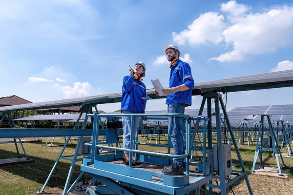 Tecnici Manutenzione Presso Stand Dell Azienda Agricola Solare Ascensore Forbice — Foto Stock