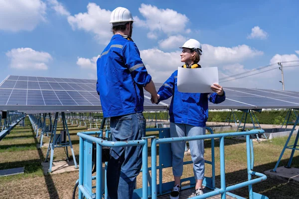 Inżynierowie Konserwacji Stoisku Farmy Słonecznej Nożycowym Podnośniku Kontroli Paneli Słonecznych — Zdjęcie stockowe