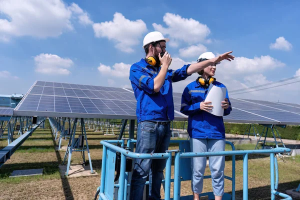 Konserwatorzy Stoisku Farmy Słonecznej Podnośniku Nożycowym Kontroli Paneli Słonecznych Raportowania — Zdjęcie stockowe