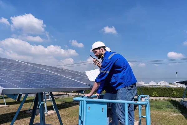 Μηχανικοί Συντήρησης Στο Ηλιακό Περίπτερο Αγρόκτημα Ψαλιδωτό Ανελκυστήρα Τακτική Επιθεώρηση — Φωτογραφία Αρχείου