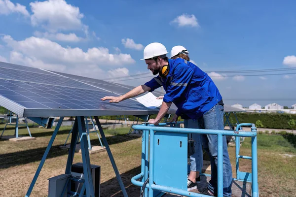 Μηχανικοί Συντήρησης Στο Ηλιακό Περίπτερο Αγρόκτημα Ψαλιδωτό Ανελκυστήρα Τακτική Επιθεώρηση — Φωτογραφία Αρχείου