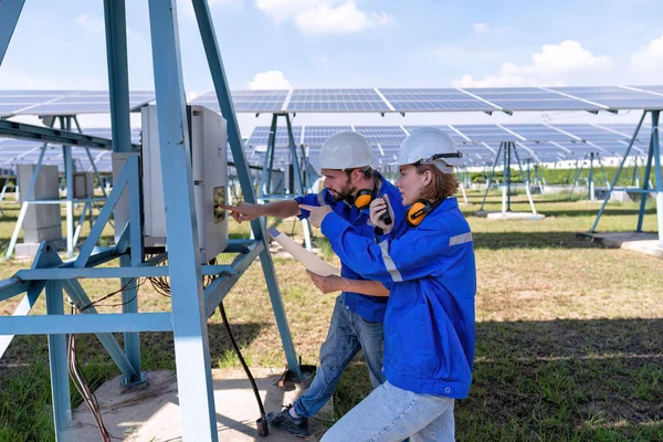 Inżynierowie Zajmujący Się Konserwacją Farmie Słonecznej Mają Problemy Strzelaniem Patrząc — Zdjęcie stockowe