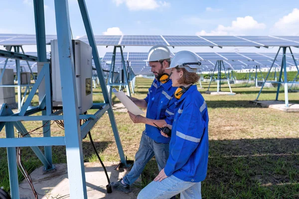 Inżynierowie Zajmujący Się Konserwacją Gospodarstwie Słonecznym Podczas Fotografowania Patrzenia Panel — Zdjęcie stockowe